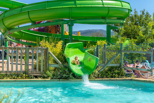 Groene glijbaan, kind en zwembad op camping CAPFUN Grand Lierne in CHATEAUDOUBLE (26).