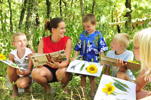 Natuuractiviteit voor kinderen met bloemen en bladeren op camping CAPFUN Grand Lierne.