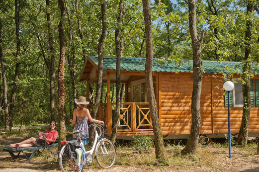 Houten stacaravan op camping CAPFUN Grand Lierne in CHATEAUDOUBLE (26).