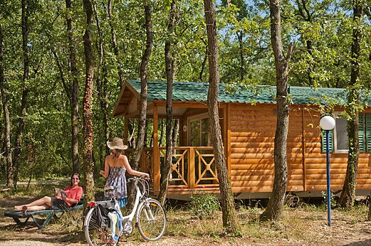 Stacaravan, vakantiegangers en fiets op camping CAPFUN Grand Lierne in CHATEAUDOUBLE (26).