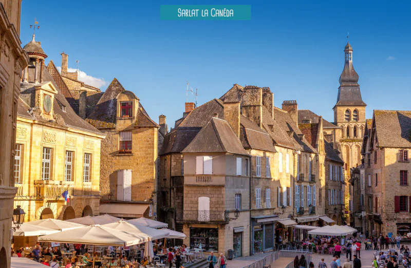 Levendig historisch plein in Sarlat-la-Can�da, Dordogne, met caf�terrassen.