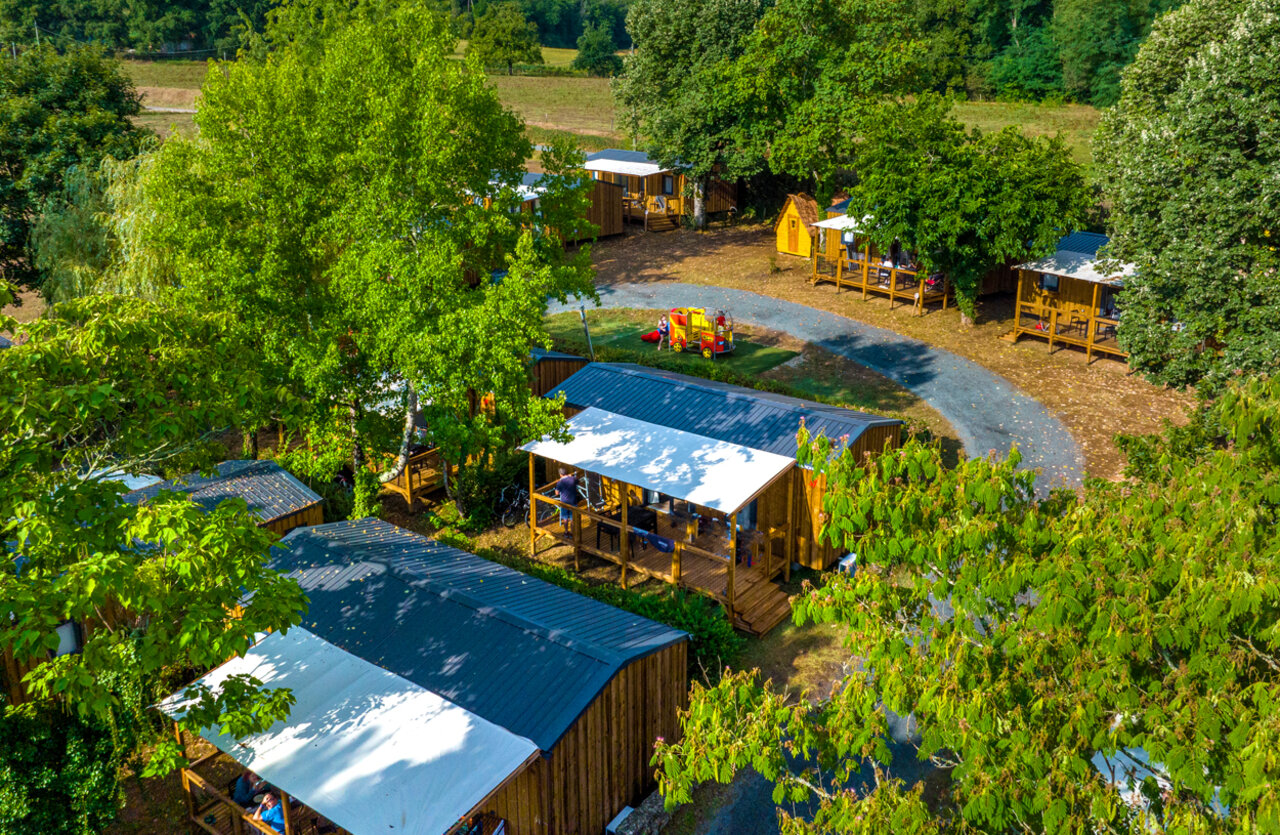 Houten chalets met terrassen, luchtfoto van camping VAGUES OCEANES Granges in GROLEJAC (24).