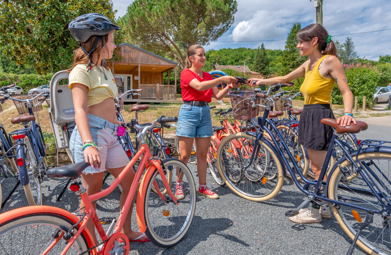 Fietsverhuur en helmen voor tochten op camping VAGUES OCEANES Granges in GROLEJAC (24).