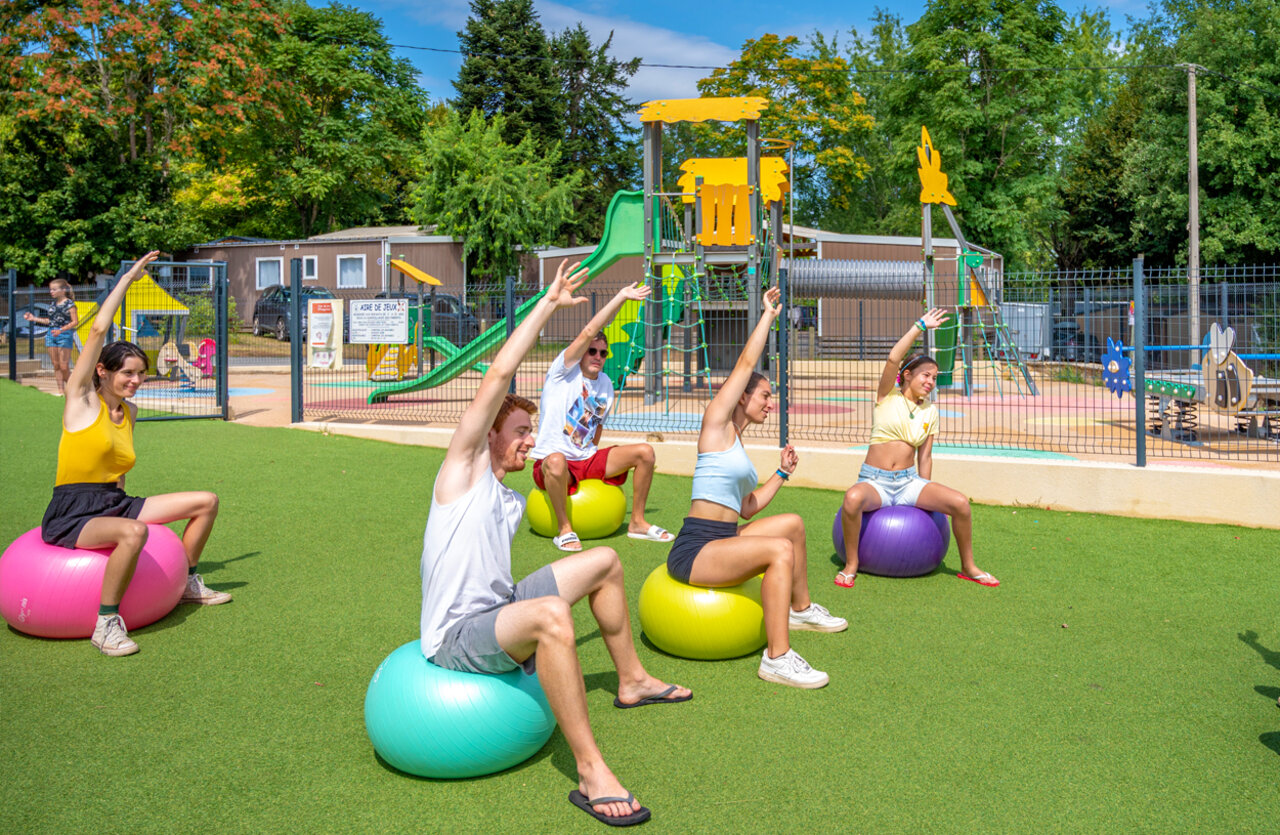 Fitnessles op ballen, volwassenen actief op camping VAGUES OCEANES Granges in GROLEJAC (24).