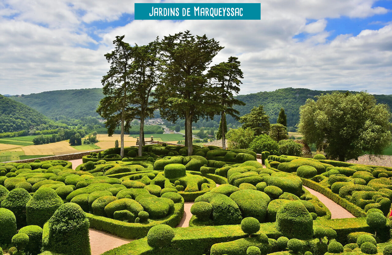 Tuinen van Marqueyssac, hangende tuinen en gesnoeide buxus in Dordogne, Frankrijk.
