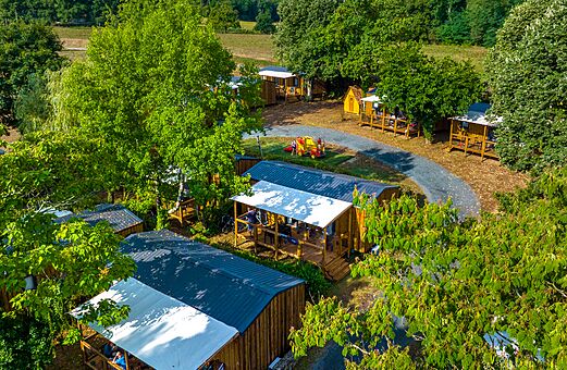 Luchtfoto van houten stacaravans met terrassen, camping VAGUES OCEANES Granges in GROLEJAC (24).