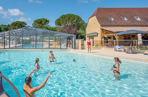 Buiten- en overdekt zwembad met wateractiviteiten op camping VAGUES OCEANES Granges GROLEJAC (24).