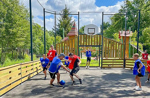 Kinderen voetballen op multisportterrein, camping VAGUES OCEANES Granges in GROLEJAC (24).