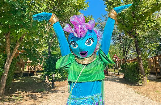 Kleurrijke mascotte die activiteiten animeert op camping VAGUES OCEANES Granges in GROLEJAC (24).