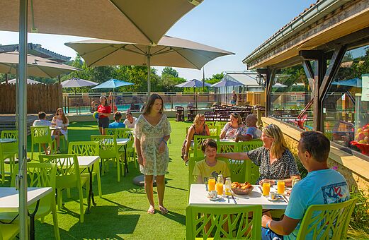 Restaurantterras, families ontbijten bij VAGUES OCEANES Granges GROLEJAC (24).