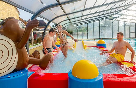 Waterpretpark en overdekt zwembad op camping VAGUES OCEANES Granges GROLEJAC (24).