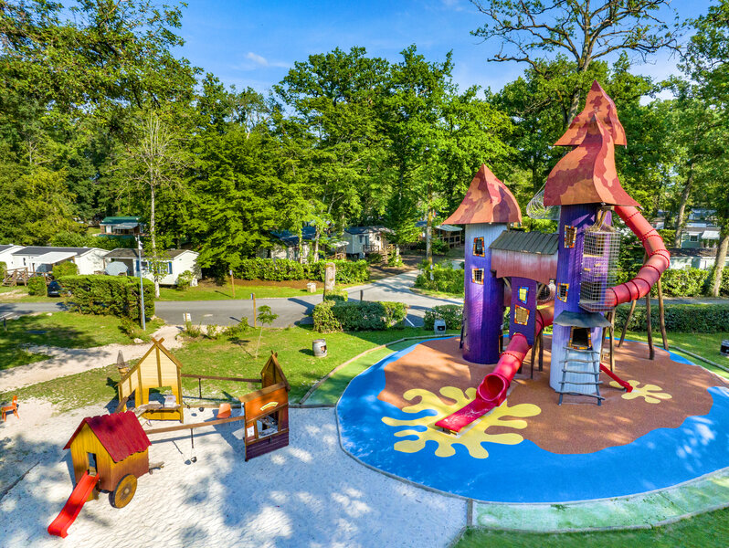 Carabouille Speeltuin - Grote speeltuin met glijbanen en speeltoestellen op camping CAPFUN Grenouill�re in Su�vres (41).