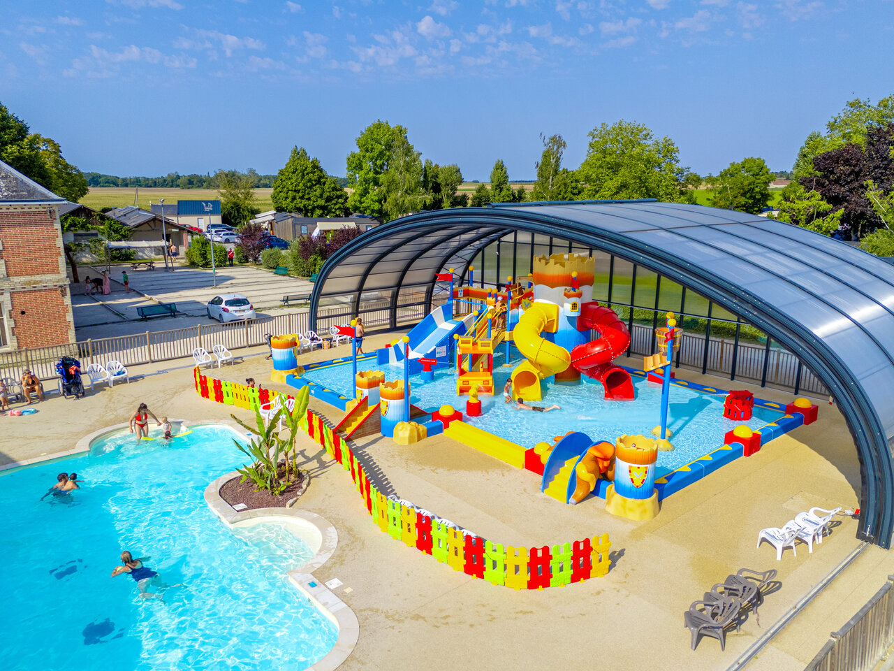 Buitenzwembad, waterspeeltuin en glijbanen op camping CAPFUN Grenouill�re in Su�vres (41).
