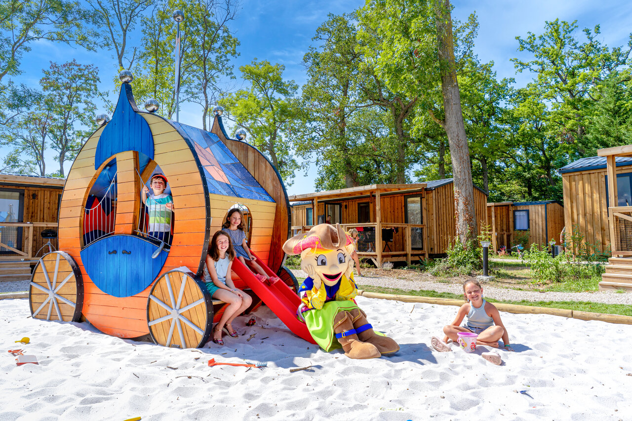 Speeltuin met glijbaan, kinderen en mascotte Brave op camping CAPFUN Grenouill�re in Su�vres (41).