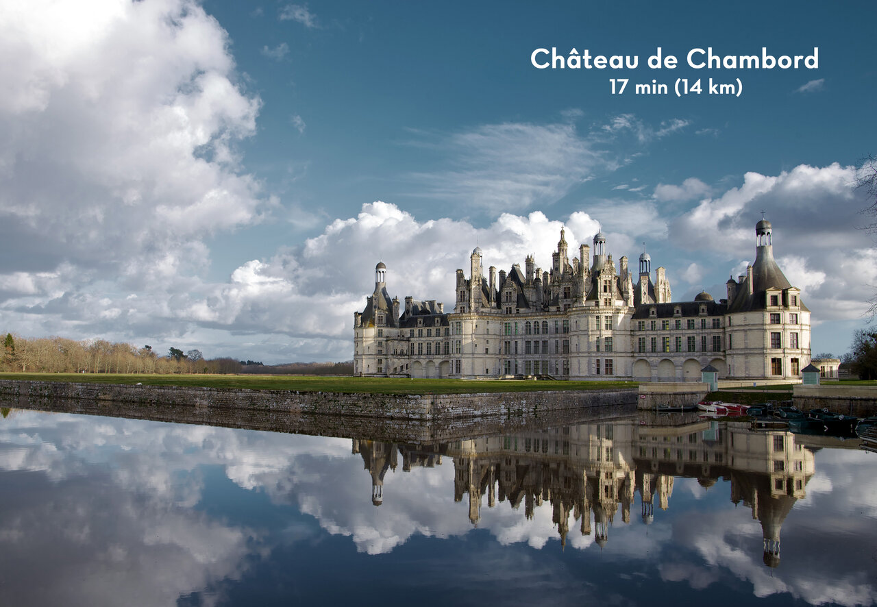 Majestueus Kasteel van Chambord, parel van de Loire, te bezoeken nabij Su�vres.