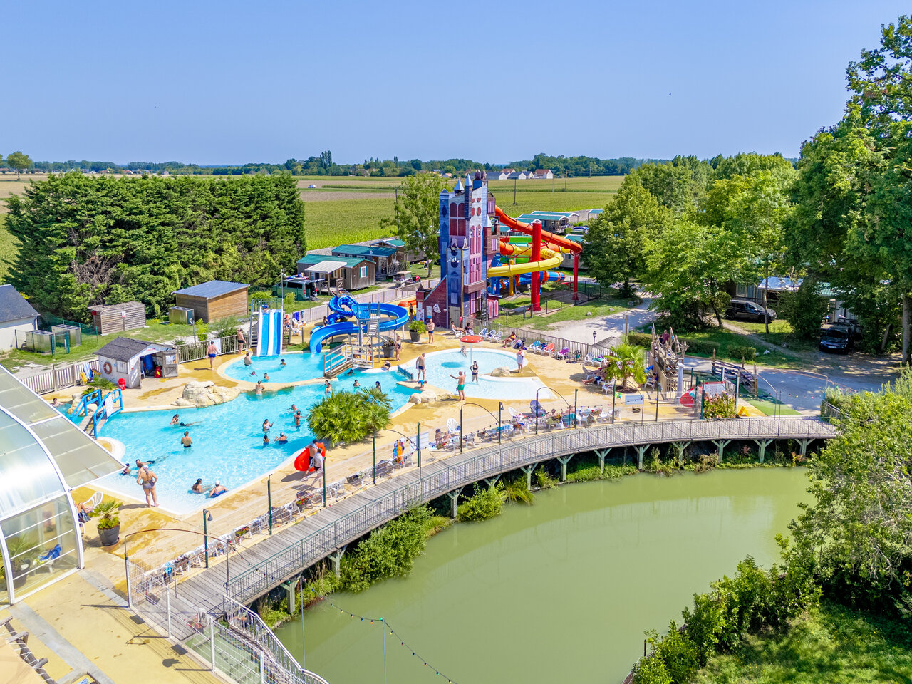 Groot waterpark met buitenzwembaden en reuzenglijbanen op camping CAPFUN Grenouill�re in Su�vres (41).