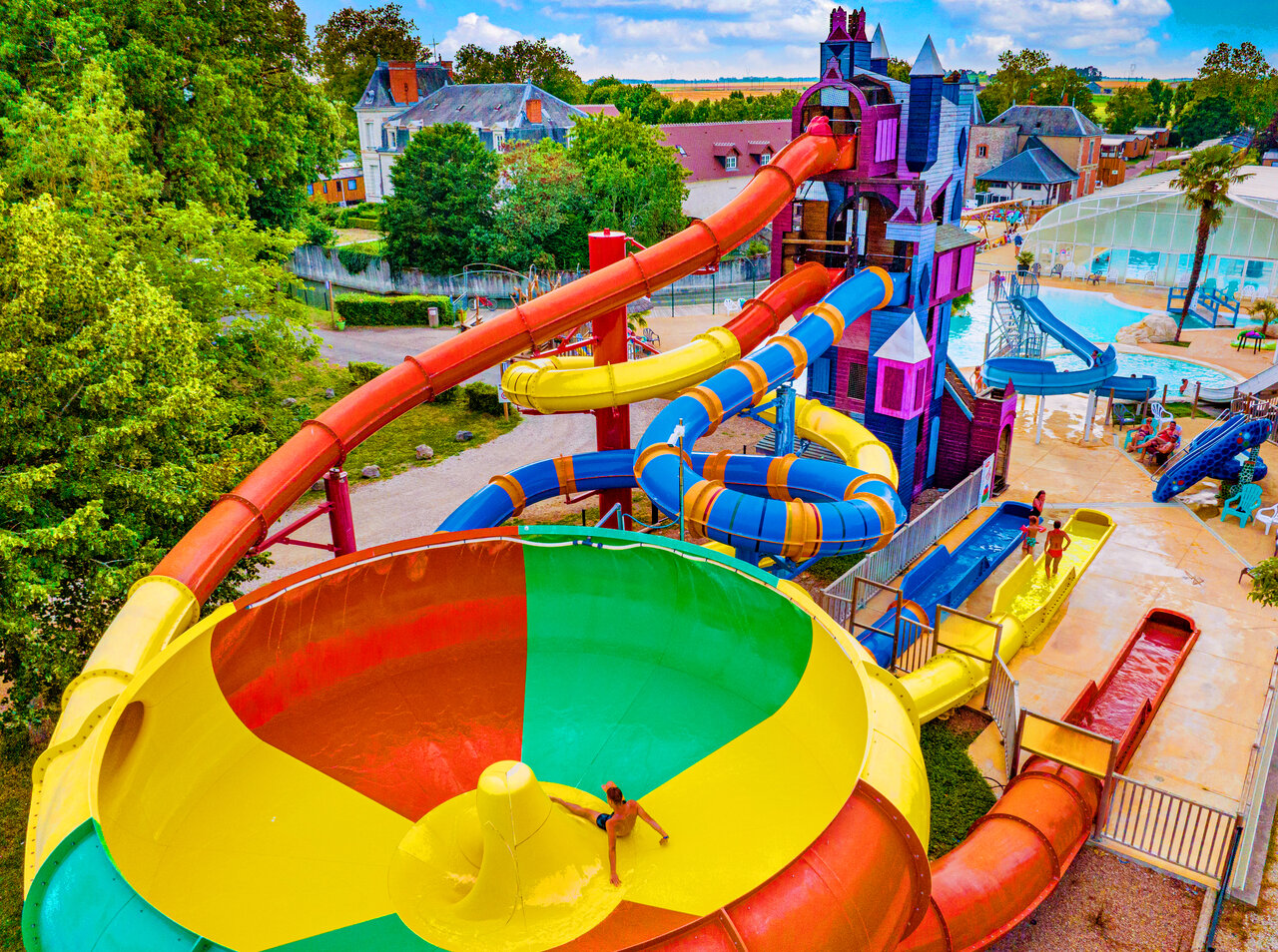 Groot waterpark met reuzenglijbanen en zwembad op camping CAPFUN Grenouill�re in Su�vres (41).