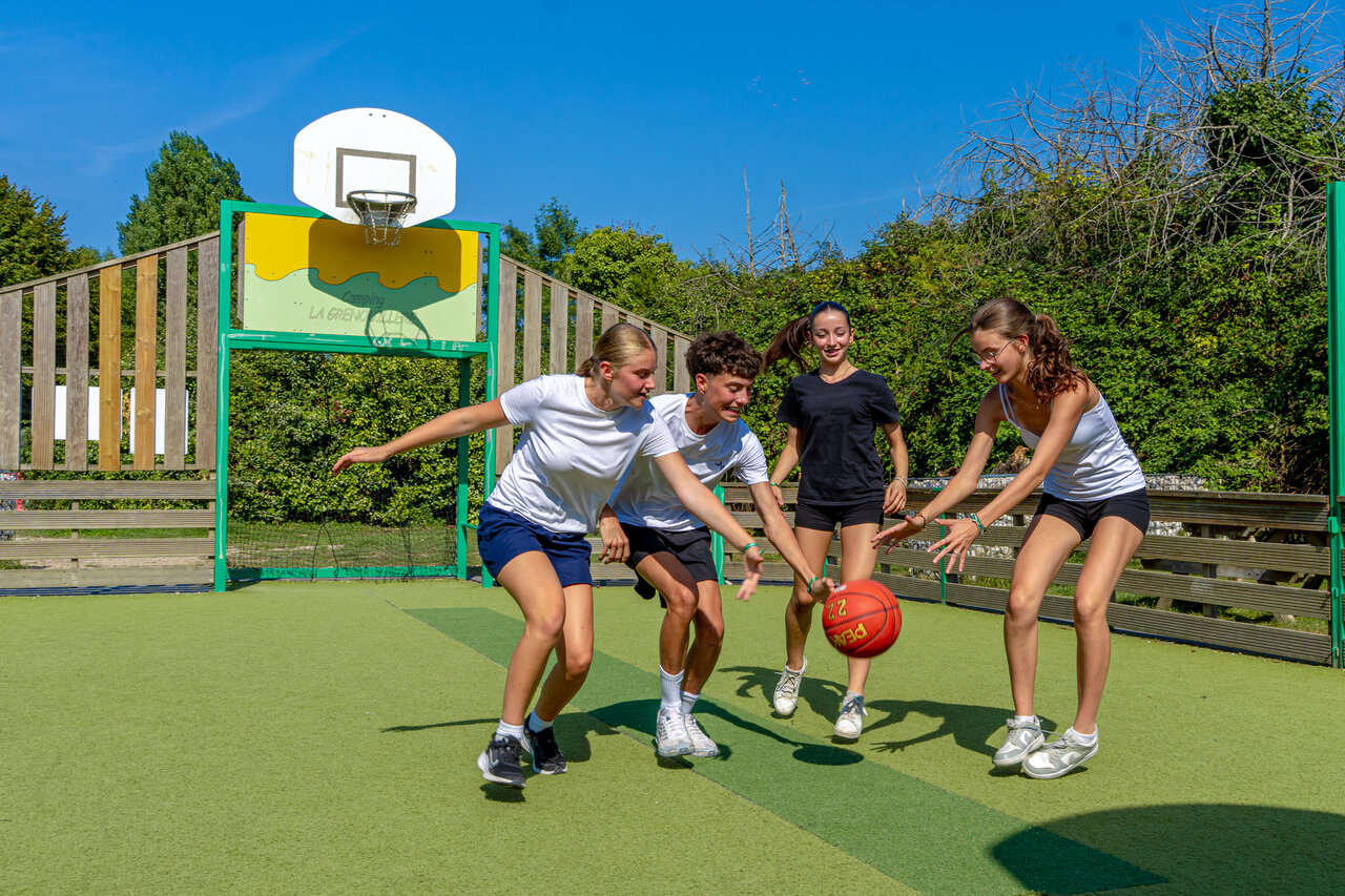 Jongeren basketballen op multisportterrein bij camping CAPFUN Grenouill�re in Su�vres (41).