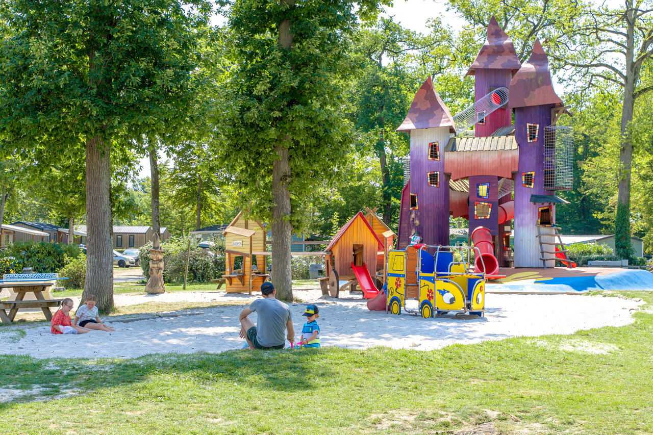 Groot speelkasteel, glijbanen, zand op camping CAPFUN Grenouill�re in Su�vres.