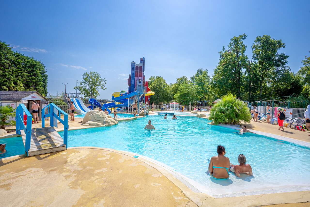Buitenzwembad, waterglijbanen en waterspelen op camping CAPFUN Grenouill�re in Su�vres (41).