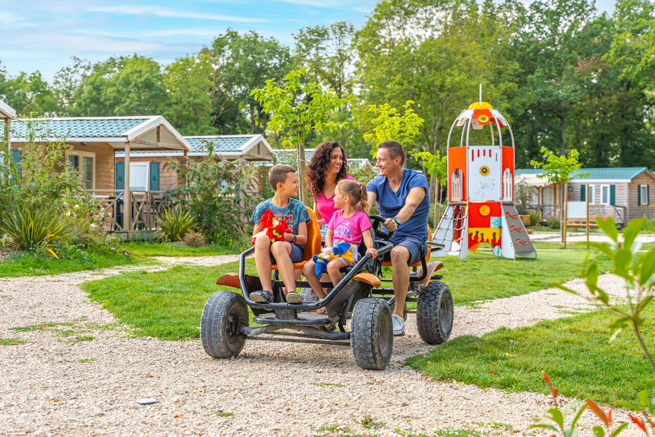 Familie op skelter, speeltuin op camping CAPFUN Grenouill�re in Su�vres (41).