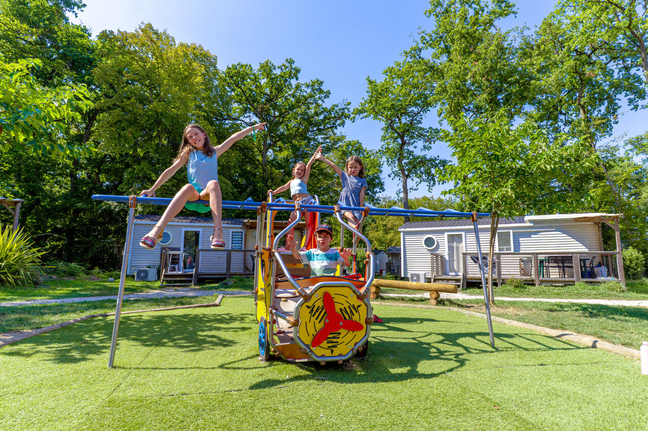 Kinderen spelen op de speeltuin met stacaravans op CAPFUN Grenouill�re, Su�vres (41).