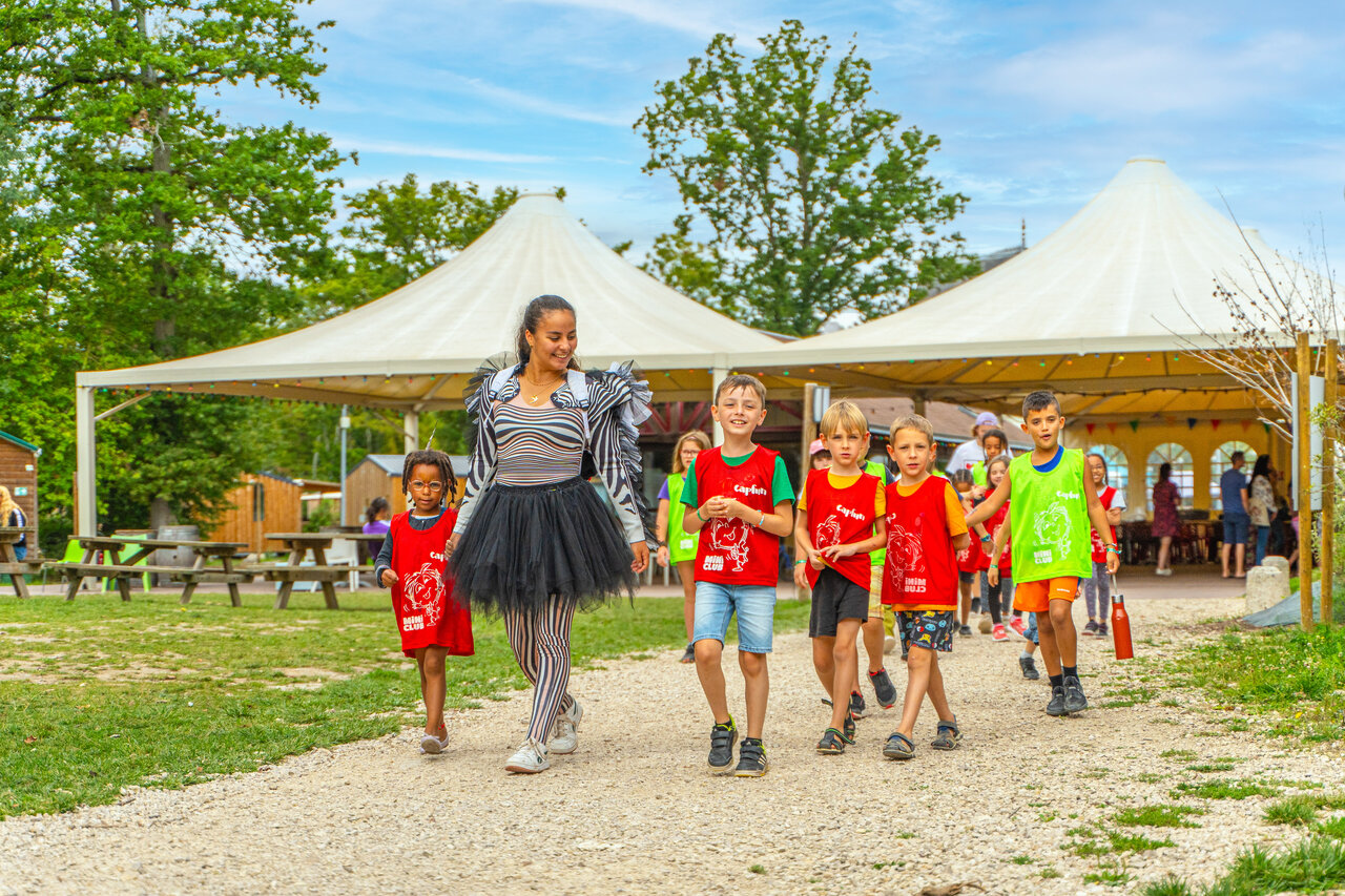 Kinderen van de Capfun Mini Club met verklede animator op camping CAPFUN Grenouill�re in Su�vres (41).