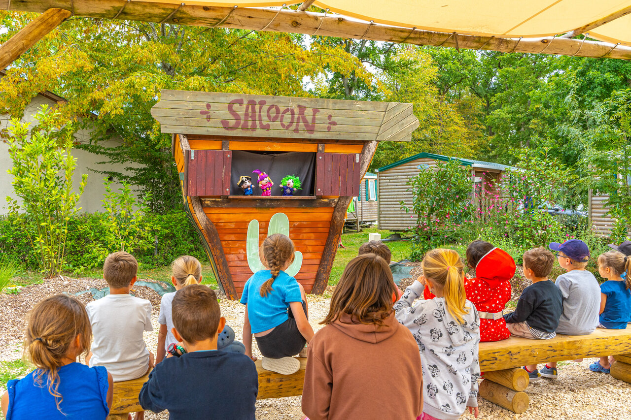 Saloon poppenshow voor kinderen, op camping CAPFUN Grenouill�re in Su�vres (41).