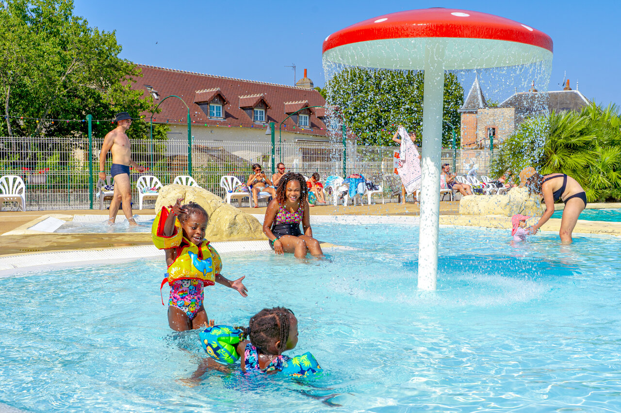 Kinderen spelen in kinderbad met waterpaddenstoel op camping CAPFUN Grenouill�re in Su�vres (41).