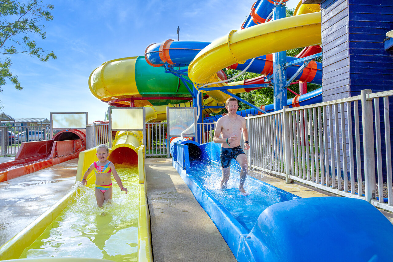 Waterglijbanen, man en kind plezier makend op camping CAPFUN Grenouill�re in Su�vres (41).
