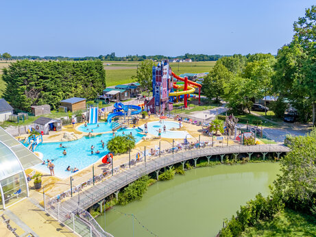 Groot waterpark met zwembaden en reuzenglijbanen op camping CAPFUN Grenouillère in Suèvres (41).