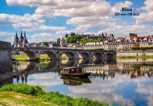 Historische brug over de Loire en stad Blois, te bezoeken.