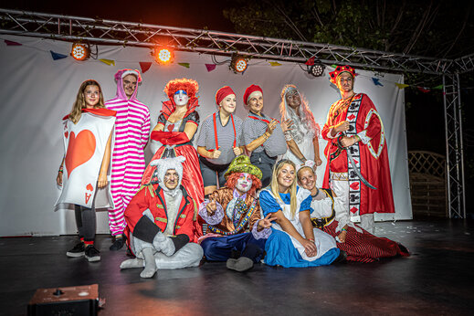 Verklede animatieshow op podium op camping CAPFUN Grenouillère in Suèvres (41).