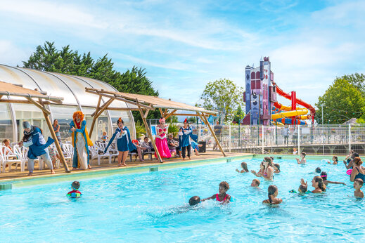 Buitenbad met verklede animatie en reuzenglijbanen op camping CAPFUN Grenouill�re in Su�vres (41).