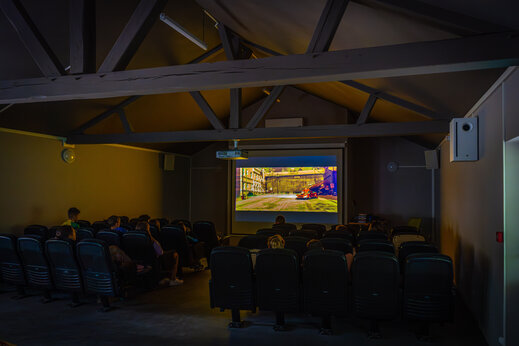Bioscoopzaal met filmprojectie op camping CAPFUN Grenouillère in Suèvres (41).