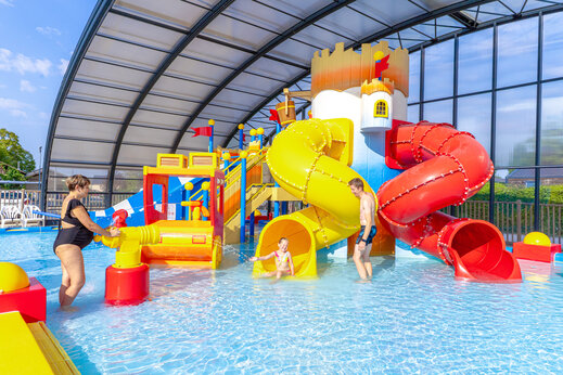 Overdekte waterspeeltuin met glijbanen en kasteel op camping CAPFUN Grenouillère in Suèvres (41).