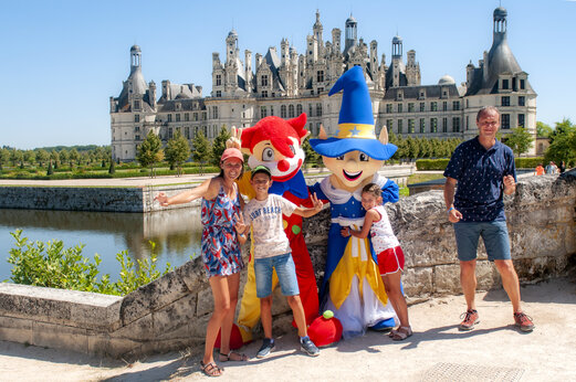 Capfun mascottes met lachende familie, animatie op camping CAPFUN Grenouillère in Suèvres (41).