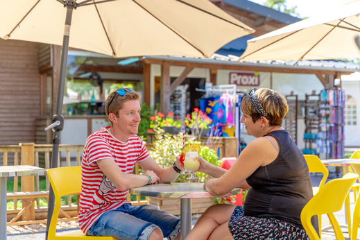 Koppel genietend cocktails op terras, Proxi supermarkt camping CAPFUN Grenouillère in Suèvres (41).