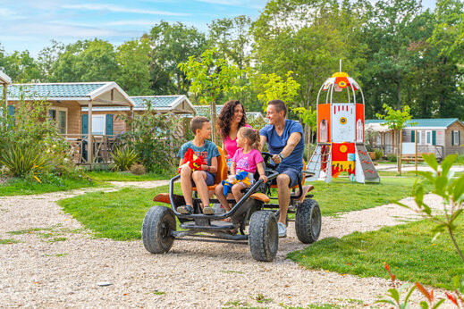 Familie op skelter en speeltuin op camping CAPFUN Grenouillère in Suèvres (41).