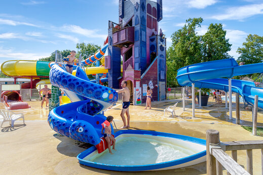 Kleurrijke waterglijbanen en waterspeeltuin voor kinderen op camping CAPFUN Grenouillère in Suèvres (41).