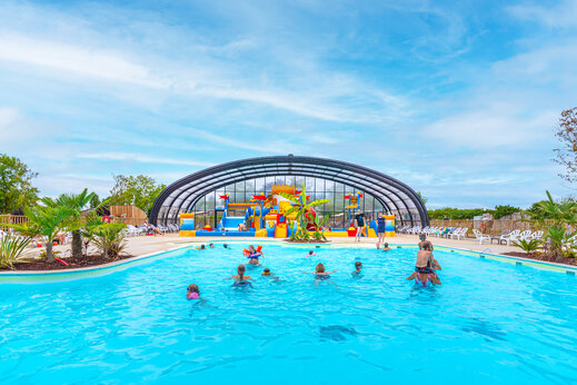 Buitenzwembad, overdekte waterattracties op camping CAPFUN Grenouill�re in Su�vres (41).