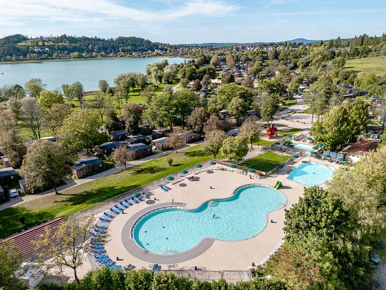 Luchtfoto waterpark en accommodaties op camping CLICOCHIC Grisi�re in Clairvaux-les-Lacs (39).