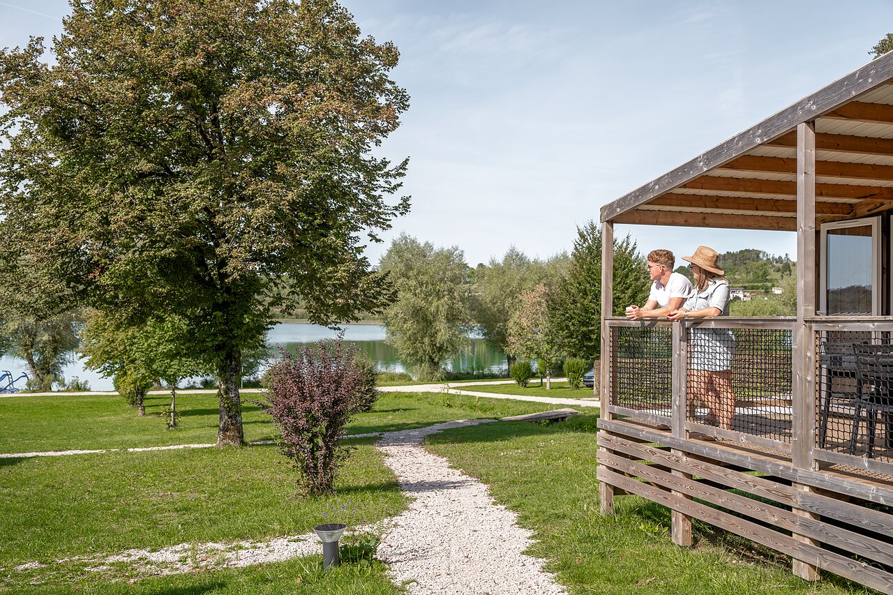 Koppel op stacaravan terras, meerzicht, camping CLICOCHIC Grisi�re, Clairvaux-les-Lacs.