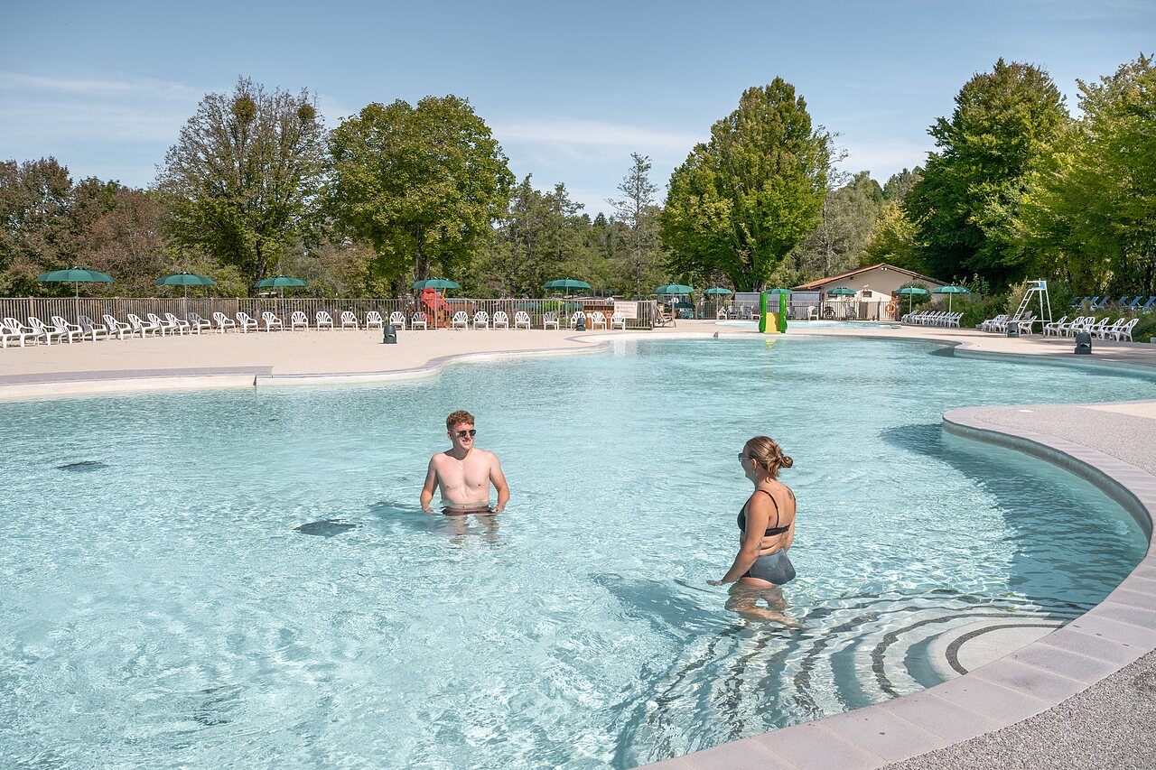 Groot buitenzwembad, waterspelen en ligstoelen op camping CLICOCHIC Grisi�re Clairvaux-les-Lacs.