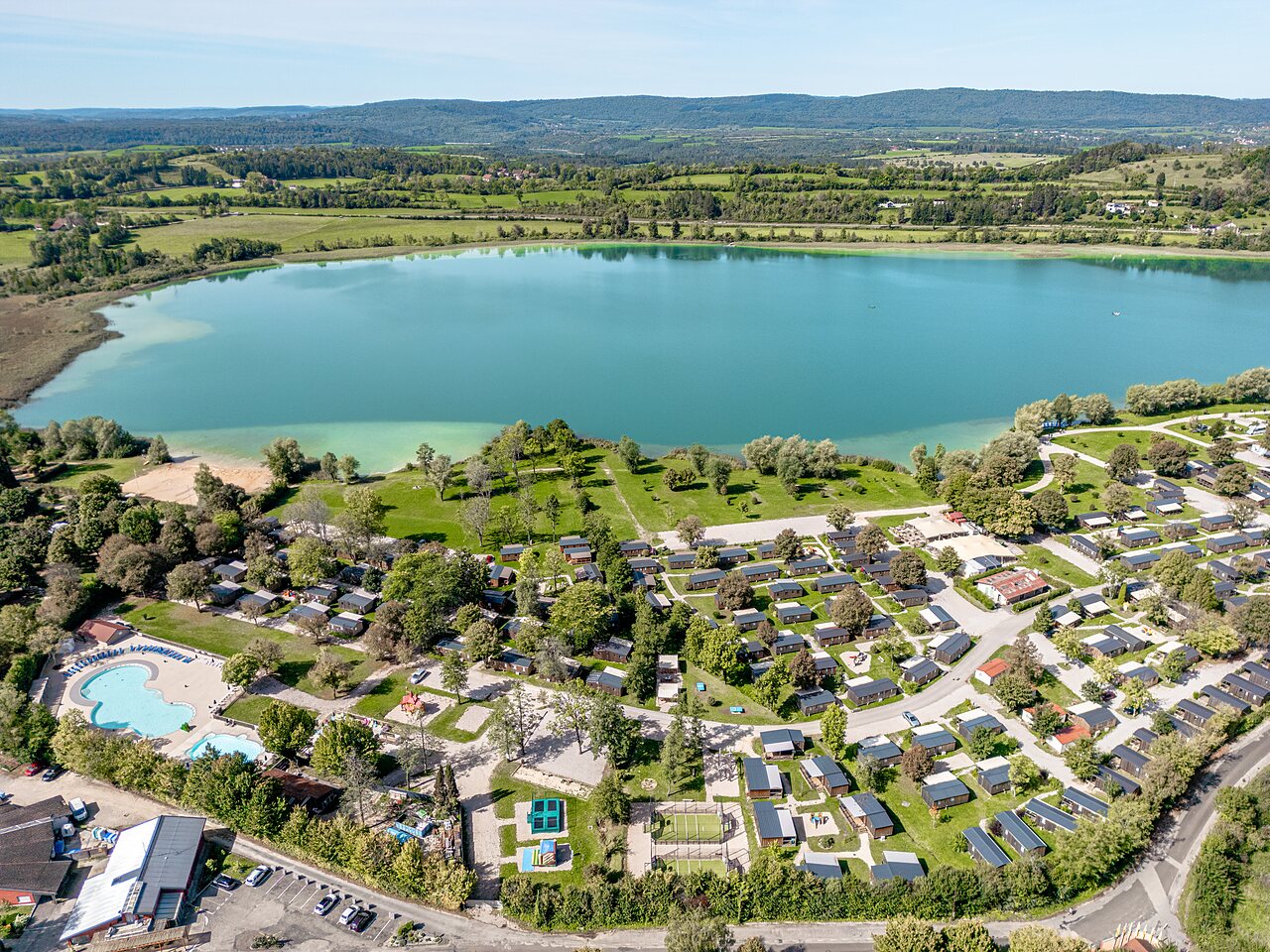 Stacaravans, strand, meer op camping CLICOCHIC Grisi�re in Clairvaux-les-Lacs (39).