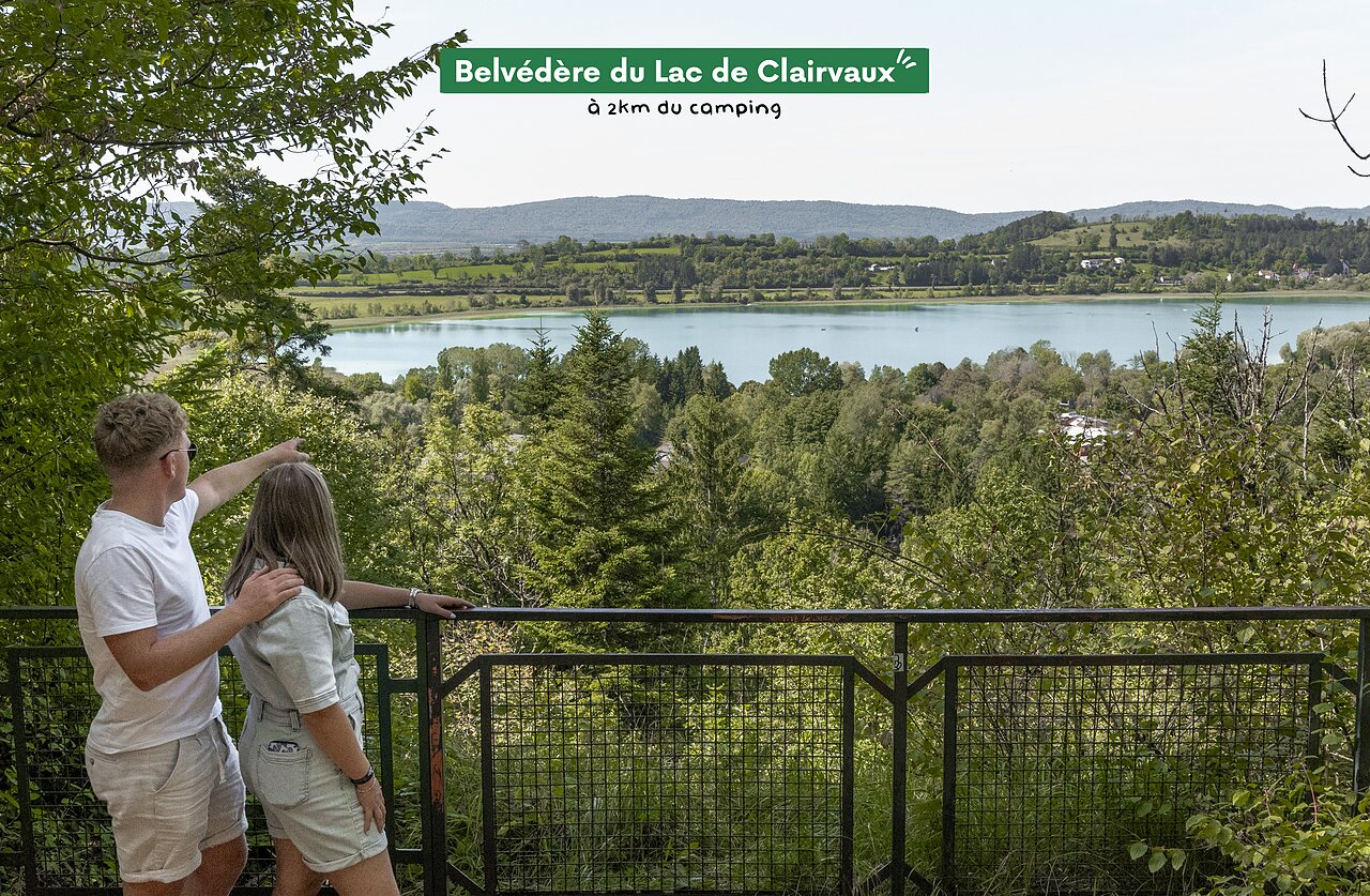 Uitzichtpunt Lac de Clairvaux, Jura, met prachtig panoramisch uitzicht over het meer.