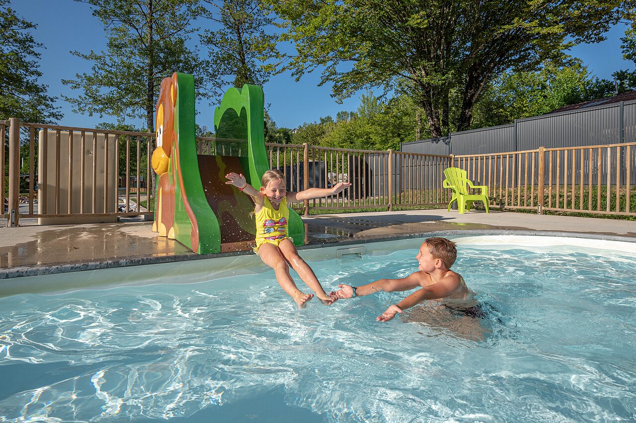 Waterglijbaan en kinderzwembad op camping CLICOCHIC Grisi�re in Clairvaux-les-Lacs.
