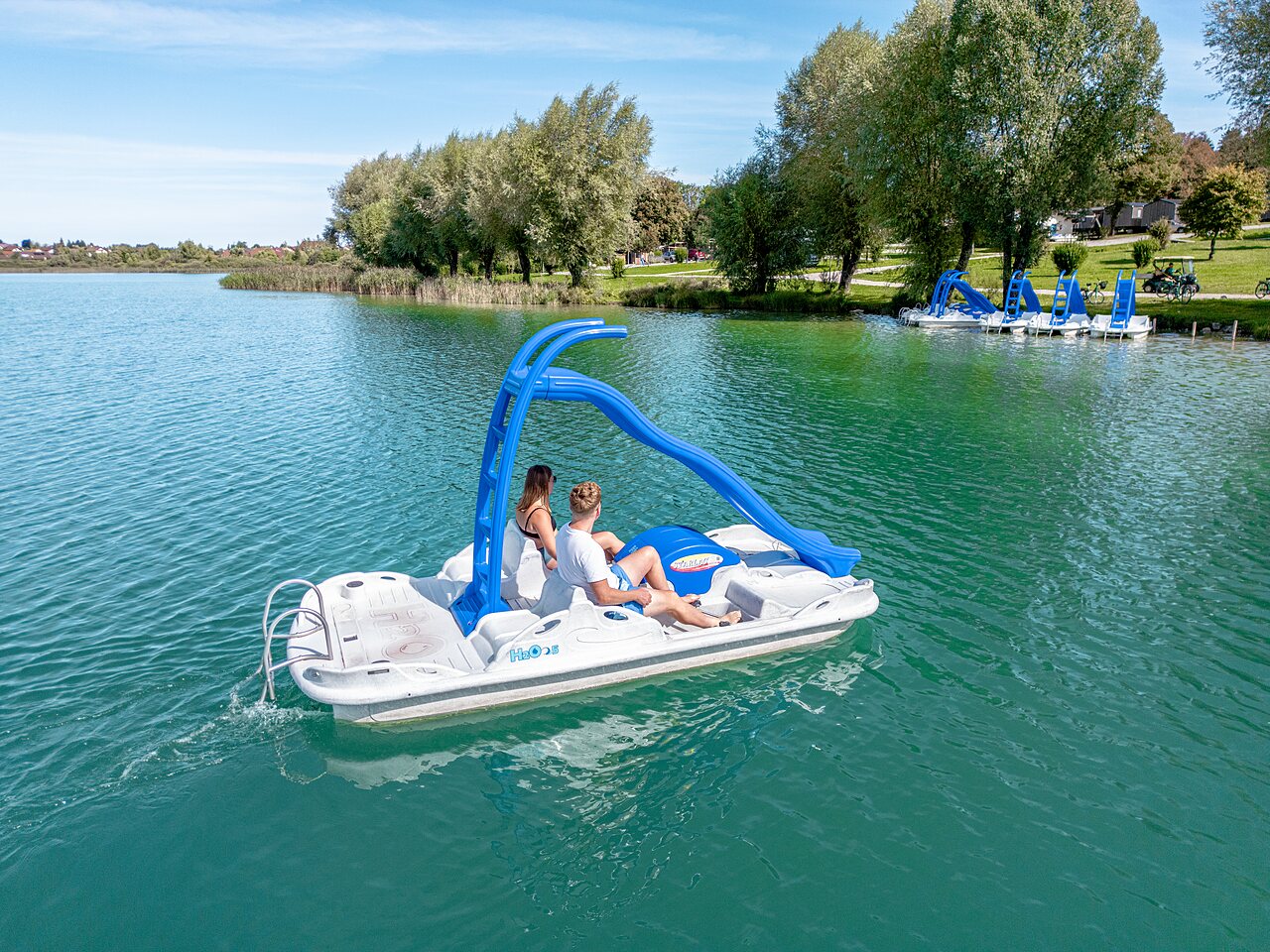 Waterfiets met glijbaan op het meer op camping CLICOCHIC Grisi�re in Clairvaux-les-Lacs (39).