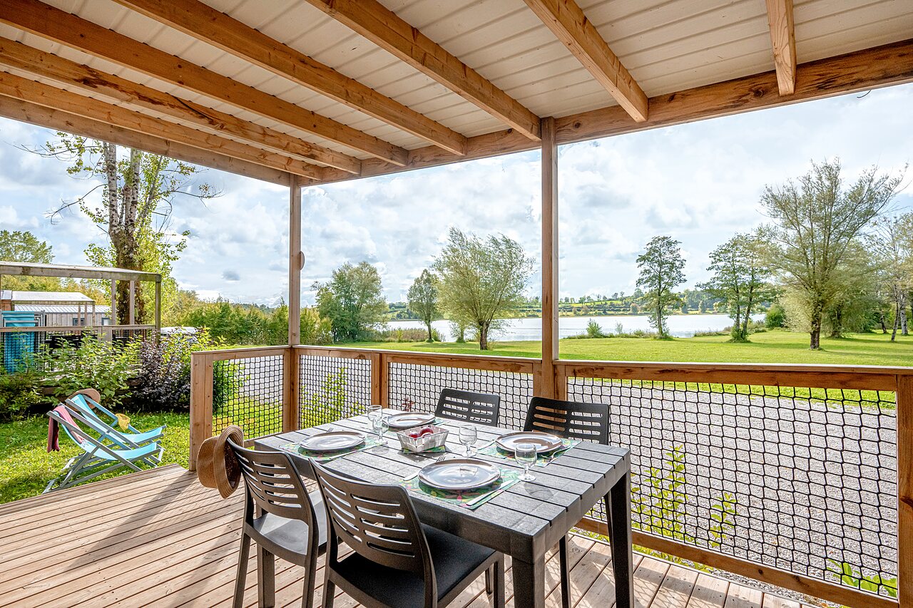 Terras accommodatie, gedekte tafel, uitzicht meer op camping CLICOCHIC Grisi�re in Clairvaux-les-Lacs.