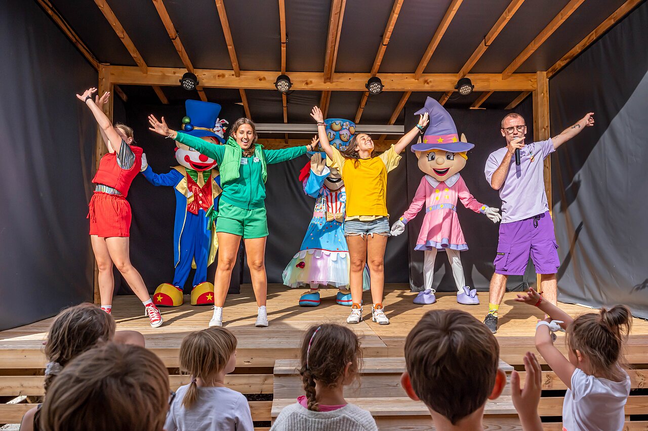 Kinderanimatie met mascottes en entertainers op camping CLICOCHIC Grisi�re, Clairvaux-les-Lacs.